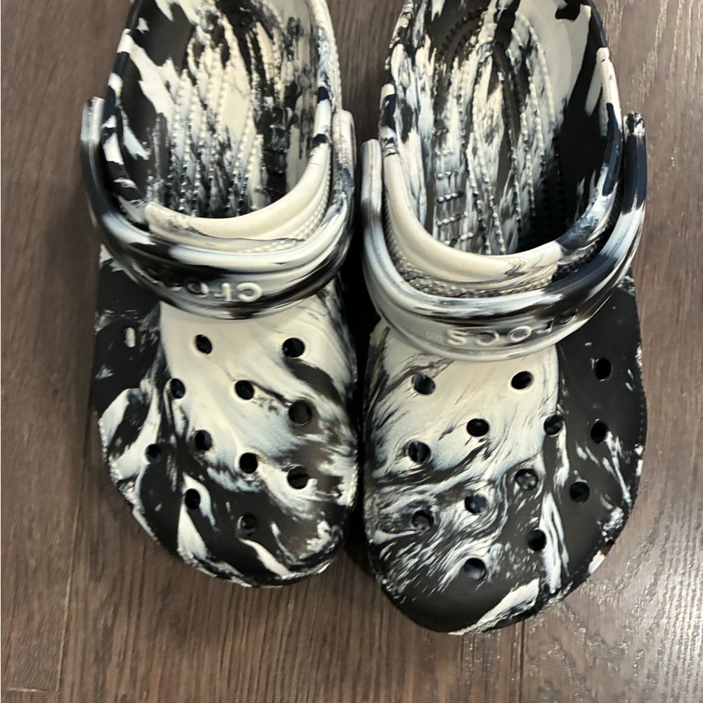 CROCS Marble black white classic clogs size 6 unique like new comfy waterproof!